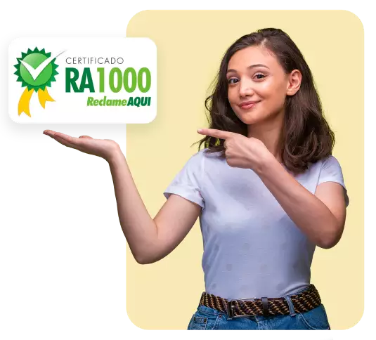 Menina jovem apontando para o certificado do Reclame Aqui de RA1000